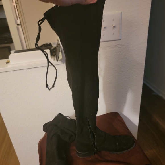 14 Pairs Of Size 7-8 Womens Shoes, Sandals, And Boots - Picture 6 of 11